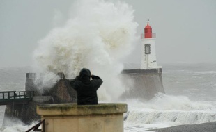 Des curieux observent les vagues lors du passage de la tempête Joachim, aux Sables d'Olonne, le 16 décembre 2011.