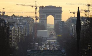 Des grues près de l'Arc de Triomphe (illustration).