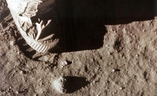 Neil Armstrong avait assuré sa place dans l'Histoire en déclarant, alors qu'il foulait le sol lunaire : "C'est un petit pas pour l'homme, mais un bond de géant de l'humanité".