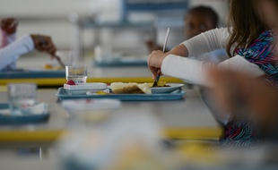 Déjeuner dans une cantine scolaire en mai 2020 (illustration).