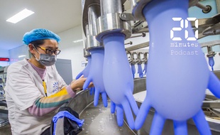 Une personne sur une chaîne de production de matériels médicaux à Qingzhou city, Weifang city, dans la province chinoise du Shandong le 25 février 2020