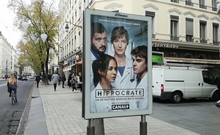 Un panneau publicitaire sur le domaine public dans le centre de Lyon.