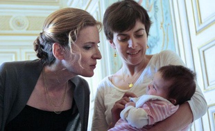 La ministre de l'Environnement avec l'un des bébés participant à l'enquête Elfe (Etude longitudinale fraçaise depuis l'enfance)
