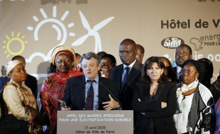 L'ancien ministre de l'Environnement Jean-Louis Borloo (C) fait un discours à l'hôtel de ville de Paris le 17 avril 2015