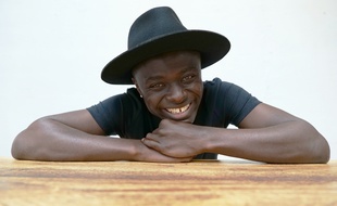 Le chanteur Céphaz.