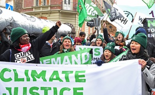 Une manifestation pour une justice climatique en Pologne à Katowice lors de la COP24.
