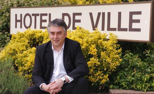 Gilles Bourdouleix posant devant sa mairie de Cholet, le 26 mai 2006.