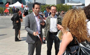 Benoît Hamon (au centre) en campagne sur le parvis de la Défense, à Paris, le 25 mai 2009.