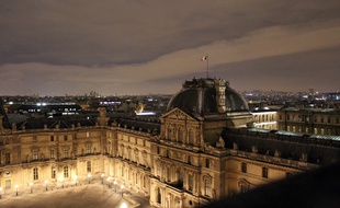 Sur le toit du musée du Louvre, à Paris.