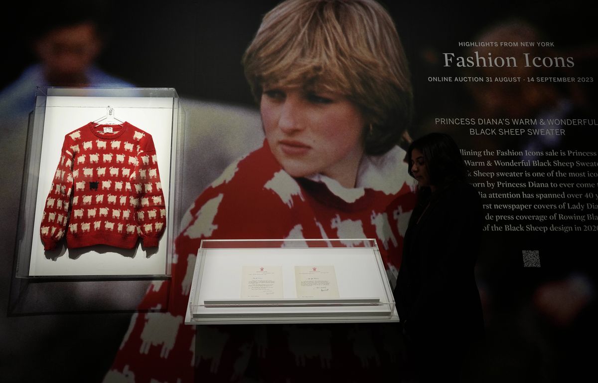 Le célèbre pull aux moutons de Lady Diana sera bientôt vendu aux enchères