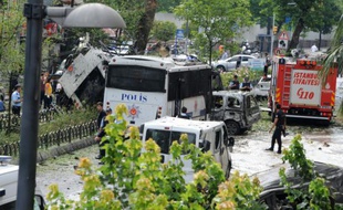 Des policiers sur les lieux d'une attaque à la bombe ayant visé un véhicule de police à Istanbul, le 7 juin 2016