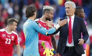 Vladimir Petkovic félicite ses joueurs après le match contre la Roumanie, au Parc.