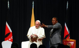 Le président du Kenya, Uhuru Kenyatta (d) et le pape François à Nairobi, le 25 novembre 2015