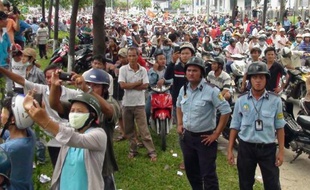 Manifestants vietnamiens anti-chinois devant une usine, le 14 mai 2014 à Binh Duong, au Vietnam
