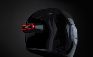 La start-up française Cosmo Connected a créé un feu stop connecté à coller sur les casques de moto.