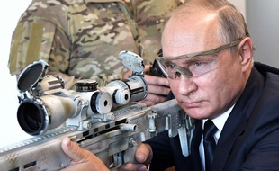 Vladimir Poutine avec un fusil Kalachnikov, à Moscou le 19 septembre 2018.