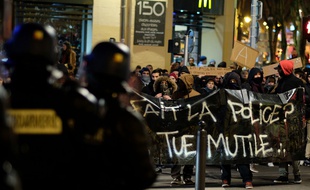 Des gendarmes face à des manifestants en soutien à Théo, le 10 février 2017 à Marseille.