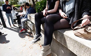 NANTES, le 14/05/2014 - Des lycéennes en jupes devant le lycée Clémenceau