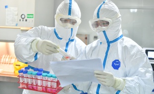 Au laboratoire du centre de prévention et de contrôle des maladies du comté de Changxing, dans la ville de Huzhou, en Chine, le 21 avril 2020.