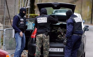 Dix personnes dont une partie issue de la mouvance anarchiste de gauche ont été placées en garde à vue mardi après une série d'actes de "sabotage" contre les chemins de fer qui ont entraîné de fortes perturbations dans le trafic des TGV, Thalys et Eurostar.