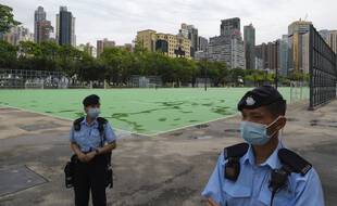 Des policiers chinois montent la garde au parc Victoria de Hong Kong, le vendredi 4 juin 2021, où un organisateur de la commémoration annuelle de la répression meurtrière de la place Tiananmen, a été arrêté.