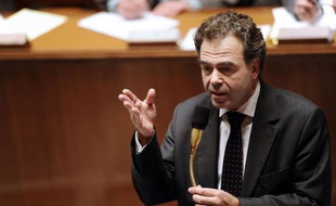 Le Parti socialiste et le ministre de l'Education nationale Luc Chatel se sont affrontés une nouvelle fois, mardi, sur la question du moratoire, réclamé par le PS, sur les suppressions de postes dans l'Education.