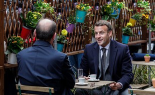 Emmanuel Macron et Jean Castex boivent un café en terrasse, mercredi 19 mai 2021.