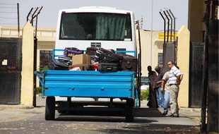 Des Palestiniens attendent à la frontière de pouvoir passer en Egypte le 28 mai 2011.
