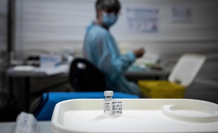 Illustration à Lyon, début avril 2021 lors de la vaccination contre le Covid-19. (Photo by JEAN-PHILIPPE KSIAZEK / AFP)
