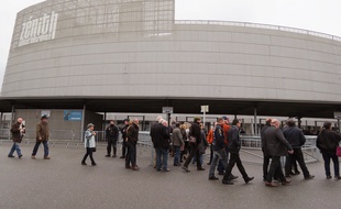 Des spectateurs devant le Zénith de Nantes avant le meeting de Marine Le Pen.