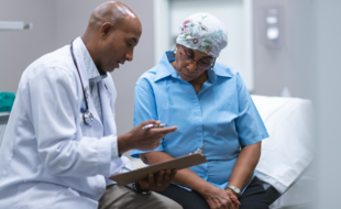 Une femme en consultation avec son oncologue pour soigner son cancer (Illustration)