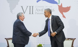 Poignée de main entre Raul Castro et Barack Obama au Sommet des Amériques au Panama, le 11 avril 2015.