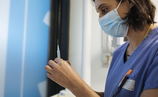 Illustration d'une infirmière préparant le vaccin contre le Covid-19.
