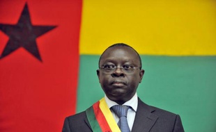 Le président par intérim de Guinée-Bissau, Raimundo Pereira, a été arrêté jeudi soir à sa résidence par des militaires, a-t-on appris vendredi auprès de son entourage.