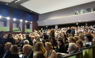 La présentation lundi soir à l'université Paris Dauphine du projet de centre d'hébergement d'urgence en bordure du bois de Boulogne, dans le XVIe arrondissement de Paris, a viré à la foire d'empoigne.