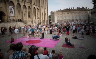 Devant le Palais s à Avignon