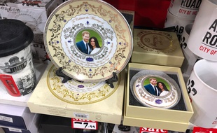 Dans les boutiques de souvenirs de Londres, les goodies à l'effigie de Meghan et Harry peinent à trouver preneurs, et beaucoup sont déjà soldés.