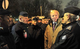 Brice Hortefeux visite le dispositif de sécurité déployé pour le réveillon de la Saint-Sylvestre, à Paris, le 31 décembre 2010.