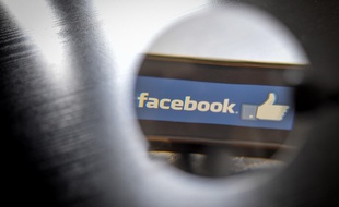 Le logo Facebook sur smartphone.