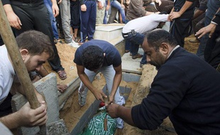 Un enterrement à Gaza, au lendemain de la journée la plus meurtrière depuis le début de l'opération israélienne «Pilier de défense» (photo prise lundi 19 novembre 2012)