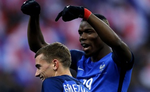 Antoine Griezmann et Paul Pogba, lors de France-Russie au Stade de France le 29 mars 2016.