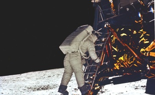 Buzz Aldrin s'apprête à poser son pied sur la Lune pour la première fois