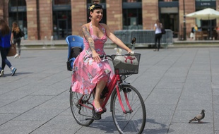 Coco Das Vegas à vélo dans les rues de Strasbourg. Le 26 juin 2015