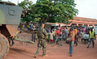 Des soldats patrouillent dans un quartier de Bangui le 20 mai 2015
