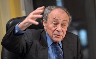 L'ancien Premier ministre socialiste Michel Rocard plaide dans le Journal du dimanche pour un "ralentissement" dans la réduction des déficits, une réduction du temps de travail et un départ à la retraite à 65 ans.
