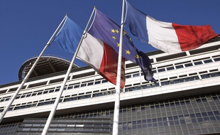 Des drapeaux français et européen devant le ministère de l'Economie et des Finances.