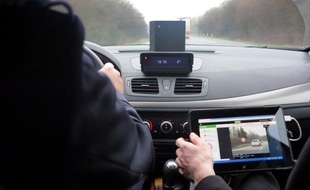 Les vingt premiers radars mobiles embarqués dans des voitures banalisées seront tous pleinement opérationnels d'ici à fin avril, a-t-on appris samedi de sources concordantes.