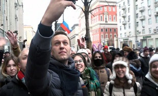 Le leader de l'opposition russe, Alexeï Navalny prenant un selfie avec des manifestants au cours de son appel au boycott des élections présidentielles du 18 mars 2018.