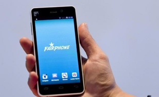 Une start-up néerlandaise a présenté pour la première fois mercredi soir à Londres son "fairphone", un smartphone écologique, équitable et éthique dont 15.000 exemplaires ont déjà été écoulés sur Internet alors qu'il ne sera prêt à être livré qu'en décembre.