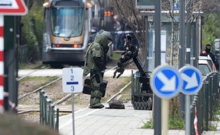 Bruxelles (Belgique), le 25 mars 2016. Un démineur procède à la sécurisation d'un quai de tramway après l'arrestation d'Abderamane A, inculpé pour des faits de terrorisme.